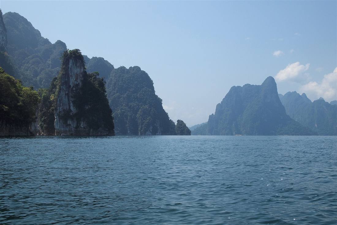 เขื่อนเชี่ยวหลานและภูเขาหินปูนในเขาสก
