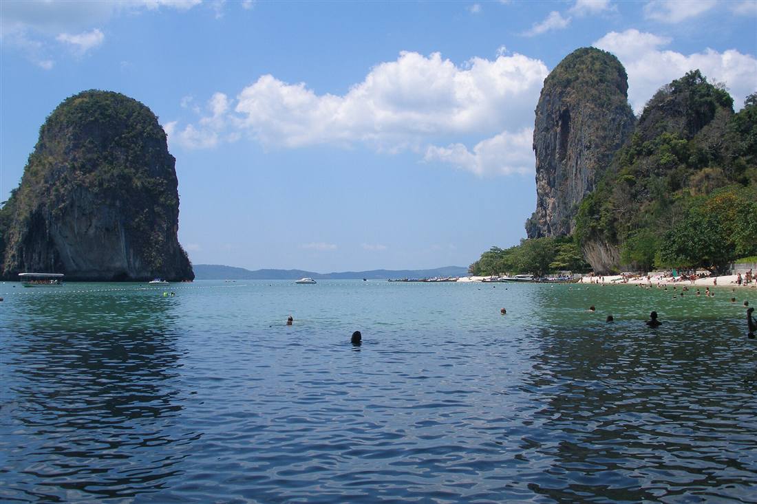 หาดไร่เลย์ กระบี่ และหน้าผาหินปูนริมทะเล