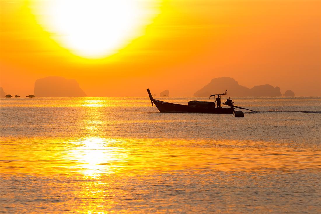แสงเช้าบนอ่าวพังงาและเรือพื้นบ้าน