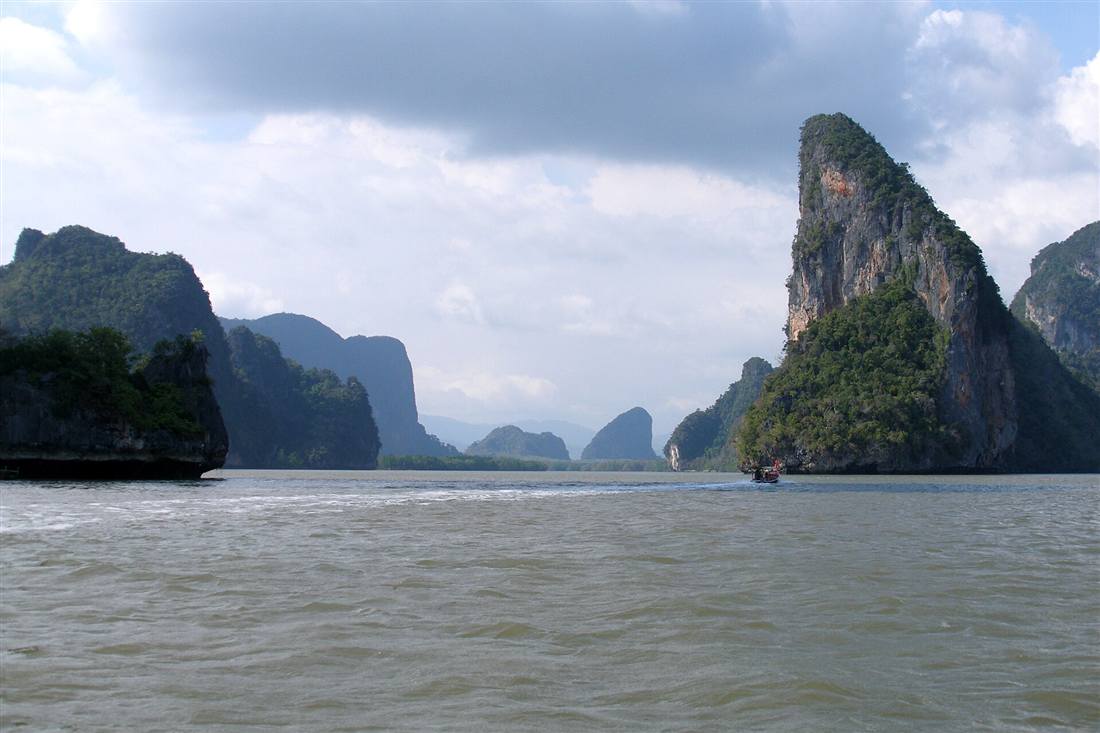 ภูเขาหินปูนในอ่าวพังงาสำหรับทริปชมวิวแบบครอบครัว